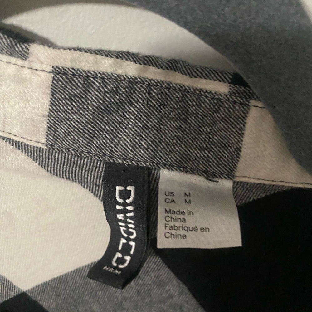 🏁DIVIDED by H&M black and white plaid shirt - Picture 4 of 4